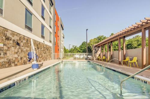 Bazén v ubytování Home2 Suites By Hilton Foley nebo v jeho okolí