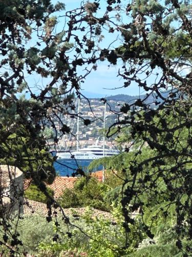 Ein Blick auf den Pool von der Unterkunft Les Térrasses de Saint-Tropez oder aus der Nähe