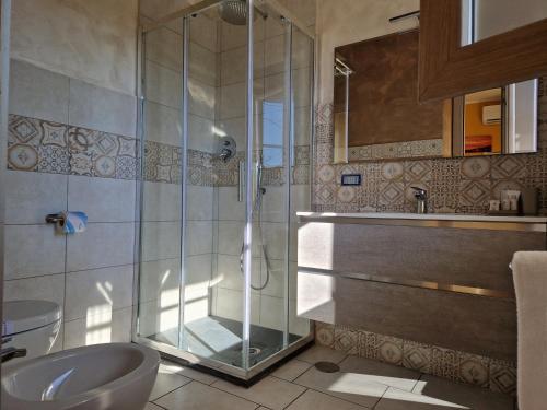 y baño con ducha, aseo y lavamanos. en Corte D'Aniello, en Scafati