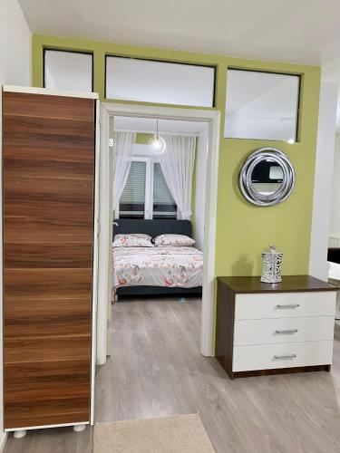 um quarto com uma cama e uma porta com uma cómoda em Prishtina Rent Apartment B Street em Pristina