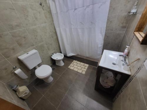 uma casa de banho com um WC e um lavatório em Veronica mini home 1 em Verónica