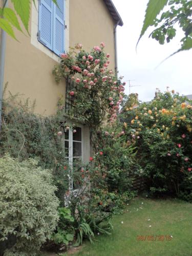 a house with roses on the side of it at 2 DESCARTES in La Flèche
