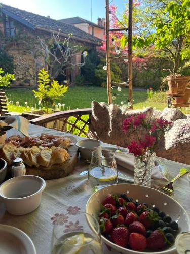 - une table avec une assiette de nourriture et un bol de fruits dans l'établissement La casa Arancione, à Boves