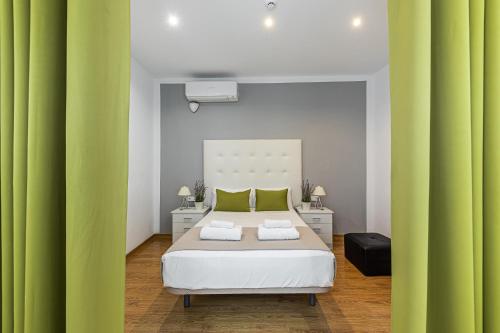 מיטה או מיטות בחדר ב-BNBHolder Apartamentos en Sol Confort 7