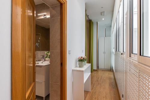 a bathroom with a sink and a mirror at BNBHolder Apartamentos en Sol Confort 7 in Madrid