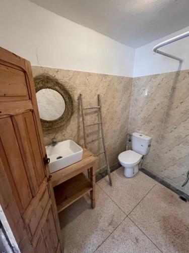 bagno con servizi igienici, lavandino e specchio di Anir of sea tamraght ad Agadir