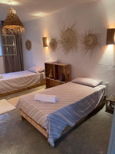 1 dormitorio con 2 camas y lámpara de araña en Anir of sea tamraght, en Agadir