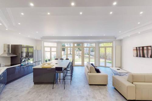 une cuisine et un salon avec un canapé et une table dans l'établissement 03.Studio#Creteil#Loft#Cinéma#Terrasse, à Créteil