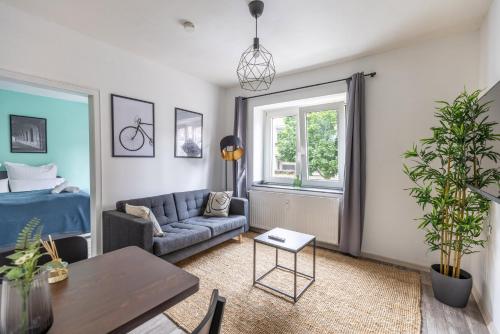 uma sala de estar com um sofá e uma mesa em Perfekt für 2! Wifi/ Netflix em Duisburg