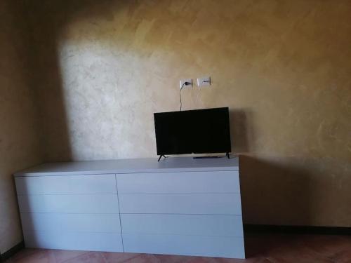 un tocador blanco con un televisor encima en Friend of all the world - Giardino di Roma - Casal Bernocchi - Acilia, en Vitinia