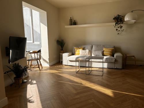 a living room with a couch and a television at Apartamento Tarifa Playa Lances in Tarifa