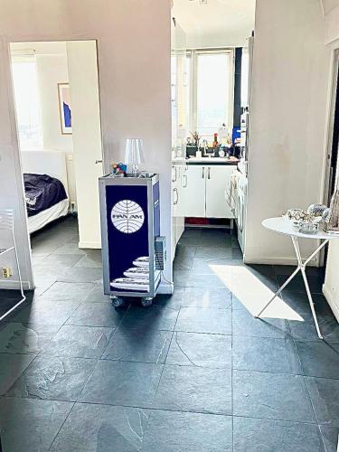 Cosy penthouse old town sea view little terraces Air conditionned