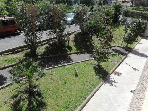 una vista aérea de un parque con árboles y una calle en Friend of all the world - Giardino di Roma - Casal Bernocchi - Acilia, en Vitinia