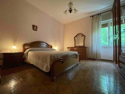 - une chambre avec un lit, une commode et un miroir dans l'établissement Spacious house in the green heart of Italy, à Colpetrazzo