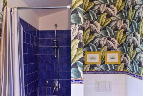 トレヴィニャーノ・ロマーノにあるLa casa al Lagoのバスルーム(青いタイル張りのシャワー付)