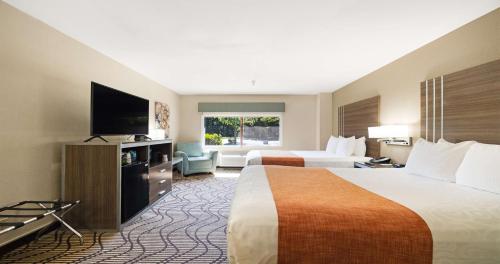 um quarto de hotel com duas camas e uma televisão de ecrã plano em Best Western Heritage Inn Chico em Chico