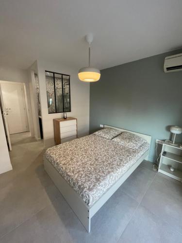 une chambre avec un grand lit et une lampe dans l'établissement Juan les pins, à Antibes