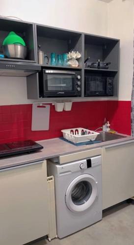 une cuisine avec une machine à laver et un évier dans l'établissement T1 à 10 min vieux port / la gare, à Marseille