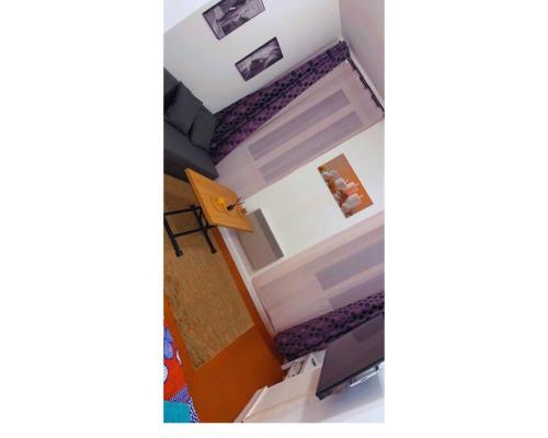 une vue de tête sur un salon avec un escalier dans l'établissement T1 à 10 min vieux port / la gare, à Marseille