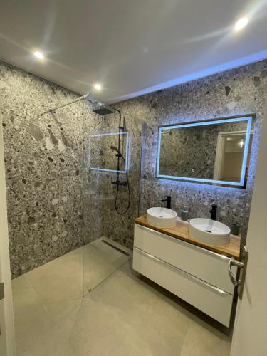 une salle de bain avec deux lavabos et une douche dans l'établissement Juan les pins, à Antibes