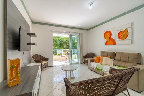 a living room with a couch and a table at Bay Conceição - Praia da Conceição - 2 dorms, até 7 Pessoas in Bombinhas