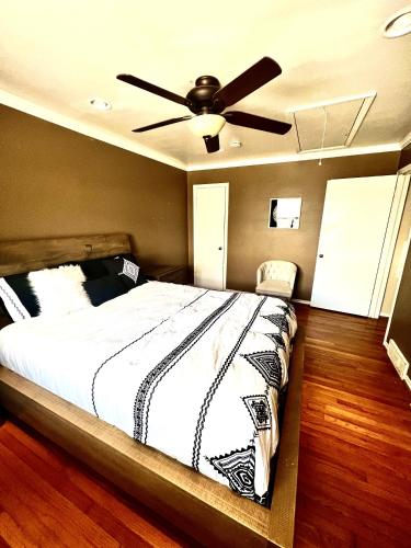 - une chambre avec un lit et un ventilateur de plafond dans l'établissement Cozy Entire Apartment in Dallas, à Dallas