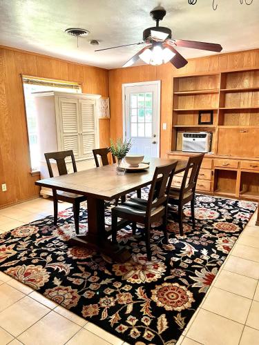 une salle à manger avec une table et des chaises sur un tapis dans l'établissement Cozy Entire Apartment in Dallas, à Dallas