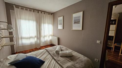 a bedroom with a large bed with a window at Apartamento Tramuntana in Canfranc-Estación