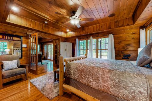 1 dormitorio con 1 cama y ventilador de techo en The Lodge at Wears Valley, en Sevierville