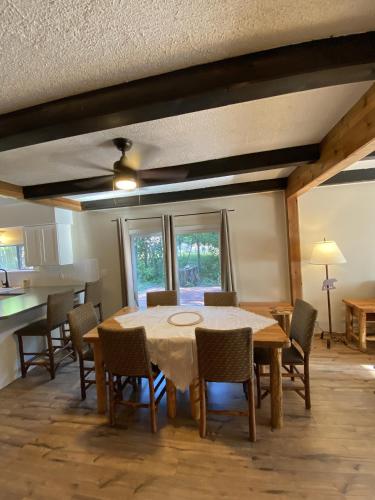 a dining room with a table and chairs at Columbia Point Resort in Kettle Falls