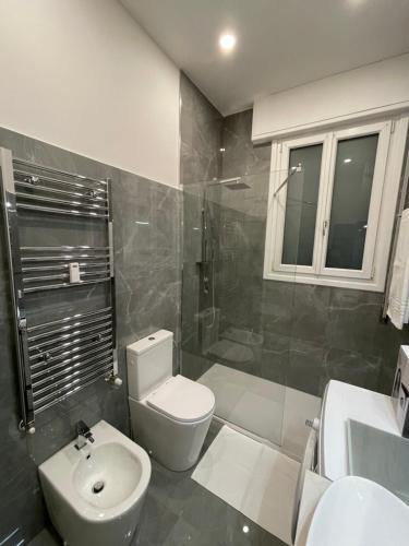 ein Bad mit einem WC und einem Waschbecken in der Unterkunft LuxuryBnBo in Bologna