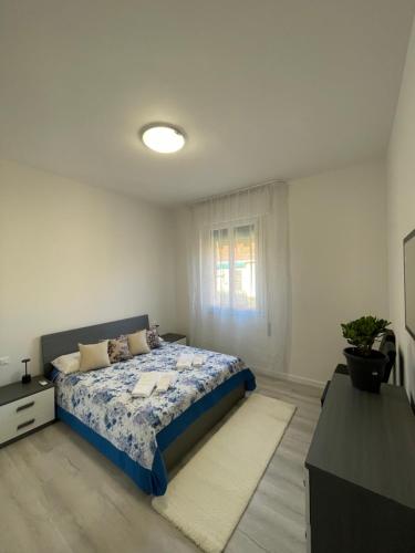 ein Schlafzimmer mit einem Bett, einer Kommode und einem Fenster in der Unterkunft LuxuryBnBo in Bologna