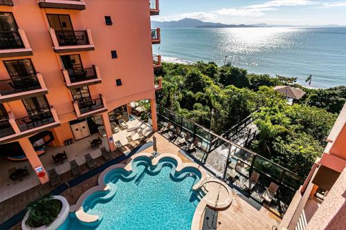 Bazén v ubytování Estúdios Modernos em Resort pé na areia - Jurerê Beach Village JBVJR nebo v jeho okolí