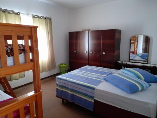 ein Schlafzimmer mit einem Bett und einem Etagenbett in der Unterkunft Casa Oma Loni in Pomerode