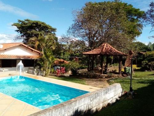 una piscina en el patio de una casa en Pousada Quinta Bela Vista - Raízes, en Caeté