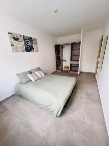 a bedroom with a large white bed in a room at Jolie maison de village 2 chambres in Ouveillan