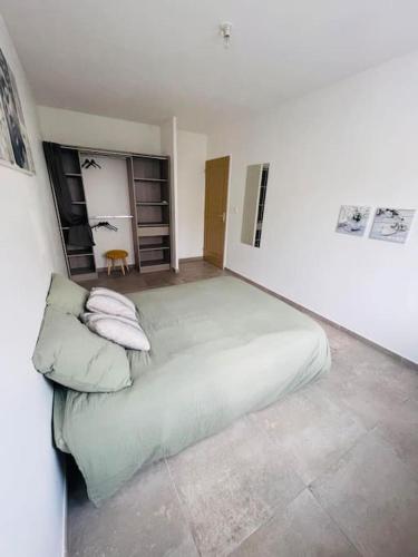 a bedroom with a large bed in a room at Jolie maison de village 2 chambres in Ouveillan