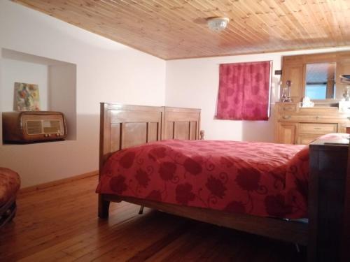 1 dormitorio con 1 cama con manta roja en La Ville CIR 00002, en Allein