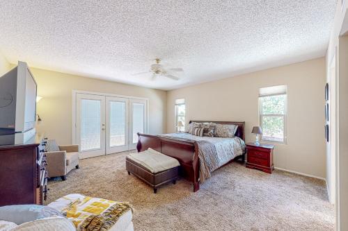 een slaapkamer met een bed en een tv. bij Sunshine Retreat in Sun Lakes