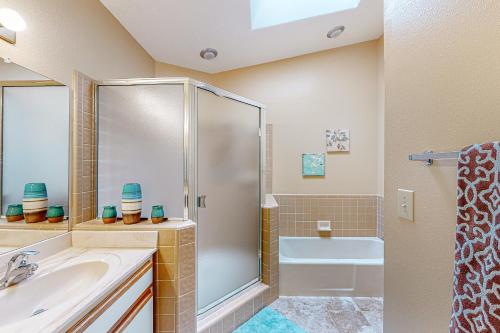 een badkamer met een douche en een wastafel bij Sunshine Retreat in Sun Lakes
