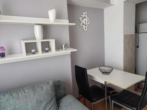 een woonkamer met een tafel en een bank bij Fami Superior One Bedroom Apartment in Rijeka
