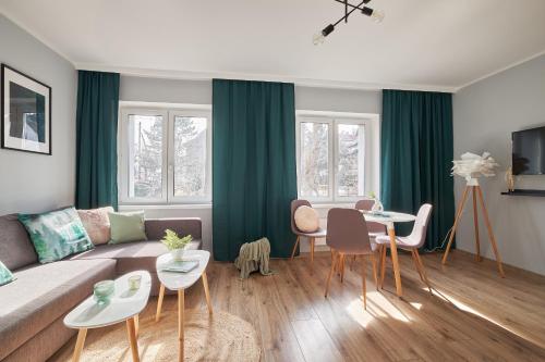 uma sala de estar com um sofá e uma mesa em LAS I GÓRY Jedlina-Zdrój. Apartament na 5 em Jedlina-Zdrój