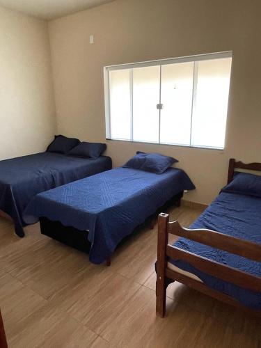 1 Schlafzimmer mit 2 Betten und einem Fenster in der Unterkunft Rancho do Tomate in São Roque de Minas