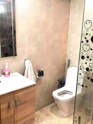 a bathroom with a toilet and a sink and a shower at Appartement pieds dans l’eau Tamaris in Casablanca