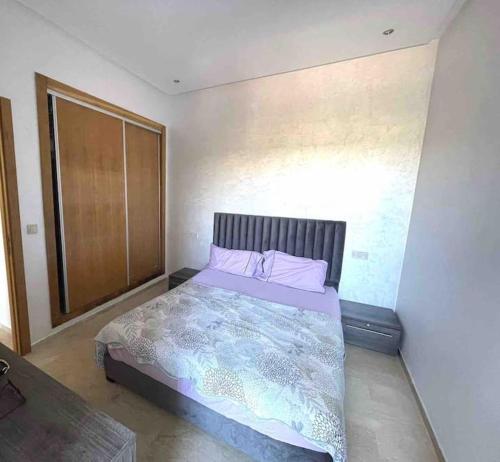1 dormitorio con 1 cama grande en una habitación en Appartement pieds dans l’eau Tamaris, en Casablanca