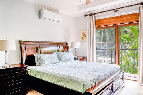 1 dormitorio con cama y ventana grande en Macaw Oceans Club #2, en Jacó