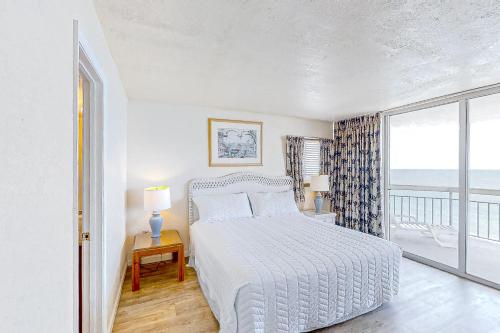 Llit o llits en una habitació de Water's Edge Resort 901