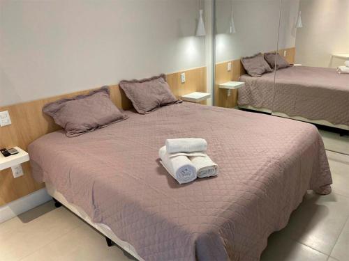 um quarto com uma cama com duas toalhas em Apartamento novíssimo Copacabana no Rio de Janeiro