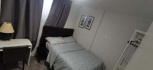 Un pat sau paturi într-o cameră la Homestay at Devonshire