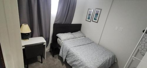 Un pat sau paturi într-o cameră la Homestay at Devonshire